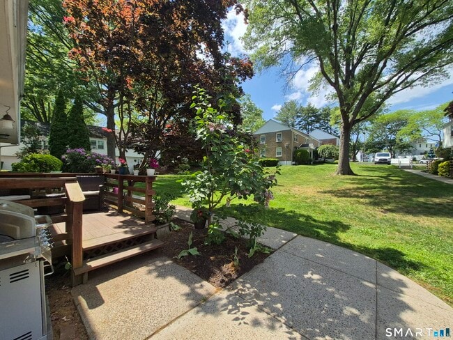 Foto del edificio - 245 Sunnyridge Ave