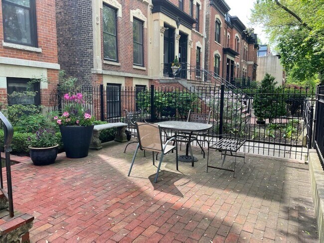Foto del edificio - 2121 N Bissell St