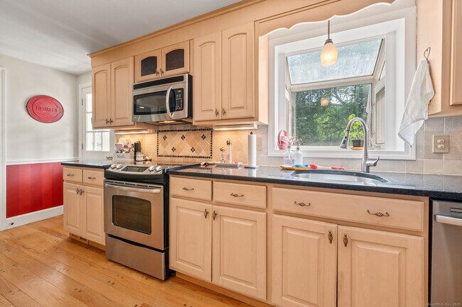 Foto del edificio - 181 Farms Village Rd