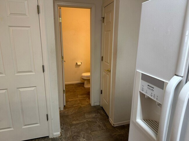 Foto del edificio - Make this refreshed townhome your own!