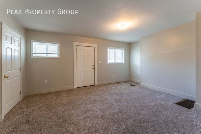 Building Photo - MOVE IN NOW! Located in Weinland Park, jus...