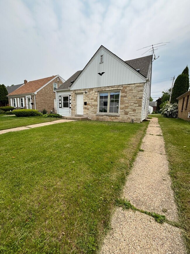 Foto del edificio - HUGE NICE 3BR SINGLE FAMILY HOME, PARKING,...