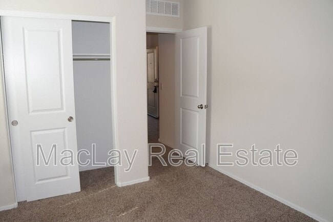 Foto del edificio - 1083 W Chimes Tower Dr