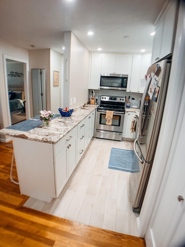 Building Photo - 25 Custer St