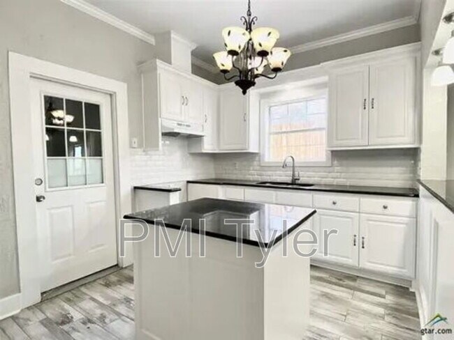 Foto del edificio - 1115 S Robertson Ave
