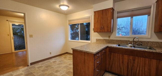 Building Photo - FREE MONTH OF RENT - $995 DEPOSIT - Corvallis House w/ Great Living Space and Yard