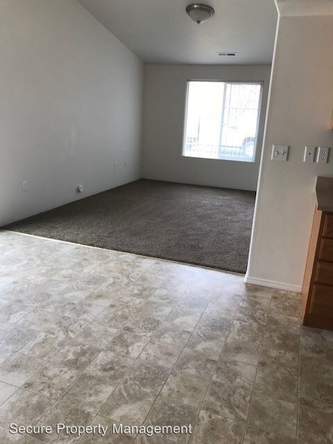 Building Photo - 590 NE Willow Ct