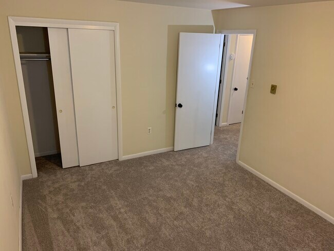 Second bedroom with spacious closet - 1265 Woodmere Rd