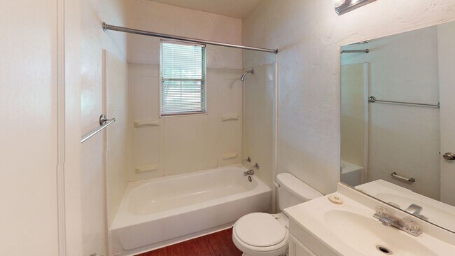 Foto del edificio - 3 Bedroom/1 Bath - Home Walking Distance to UNT Campus