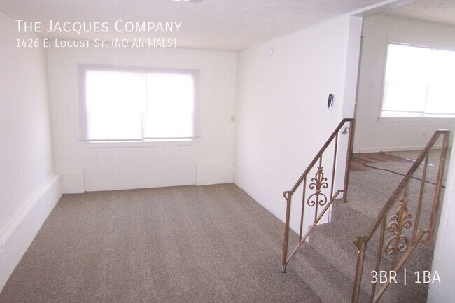 Building Photo - Feels Like New Inside 3 Bedroom 2 Living A...