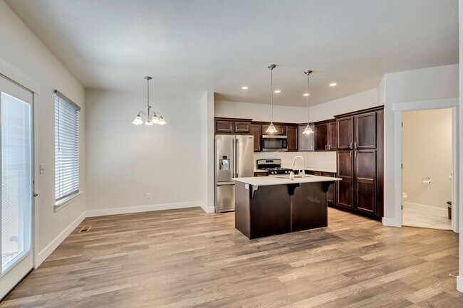 Building Photo - Gorgeous Three Bedroom Townhome; Herriman//