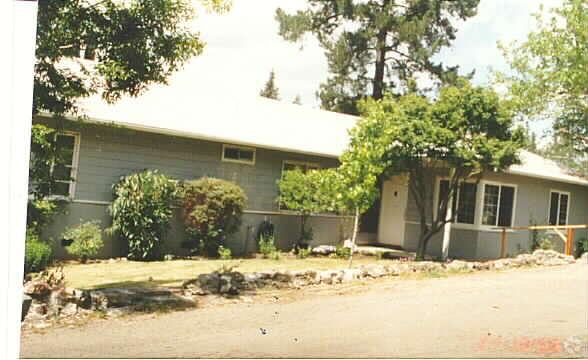 Building Photo - 920 Oak St