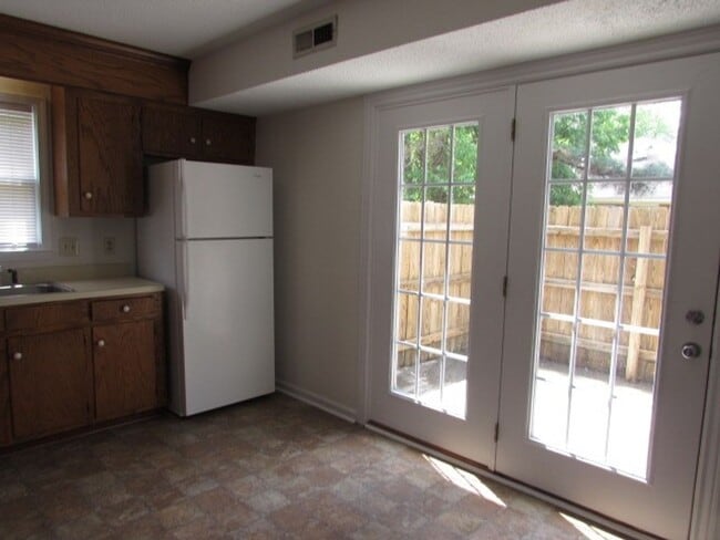 Building Photo - Updated Townhouse