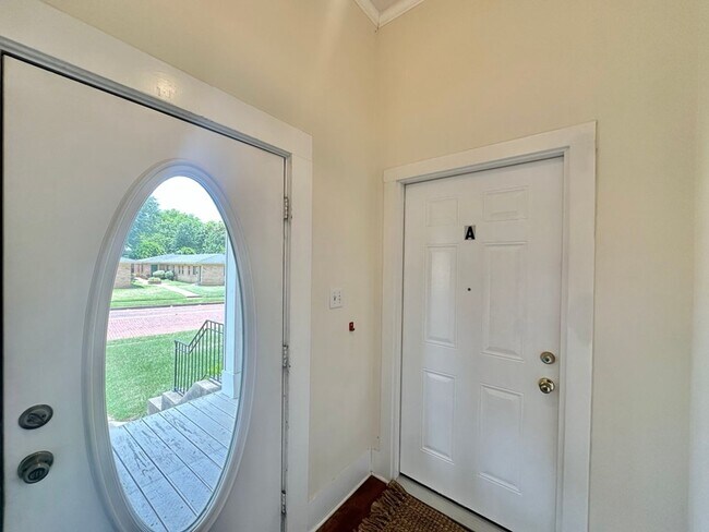Building Photo - 506 S Fannin Ave
