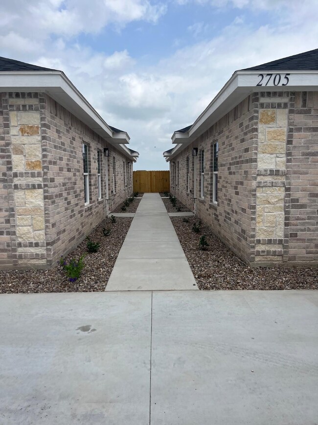 Building Photo - 2709 E Israel Ave