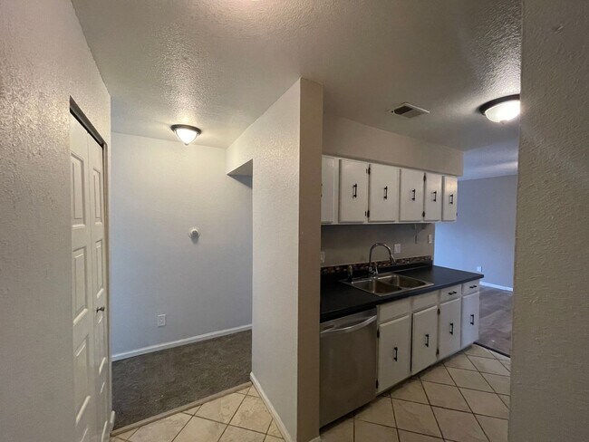 Photo - Spacious 2 Bed 1 Bath Condo in Hamden South!