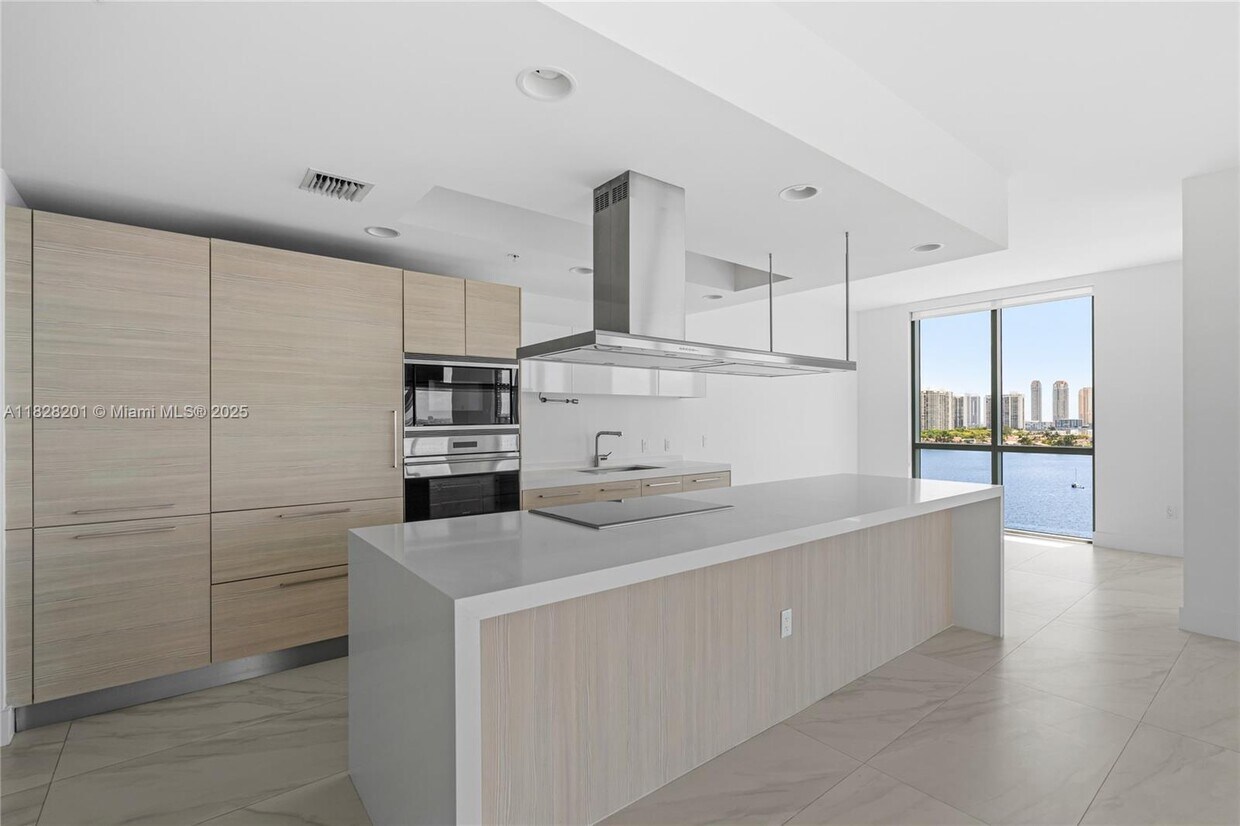 Primary Photo - 17111 Biscayne Blvd