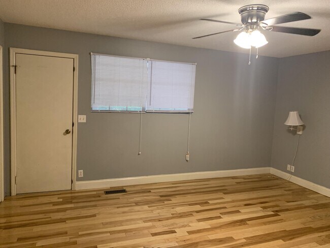 Building Photo - 108 Country Club Dr