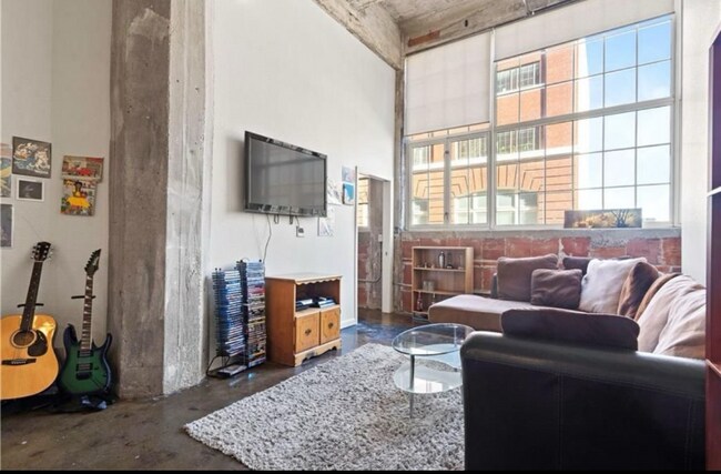 Foto del edificio - 321 W 7th St