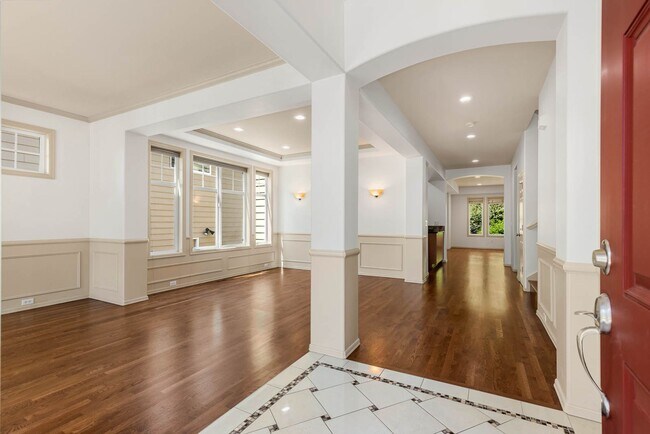 Building Photo - Elegant Redmond Retreat | 4 Bed + 2 Offices | Prime Cul-de-Sac Location
