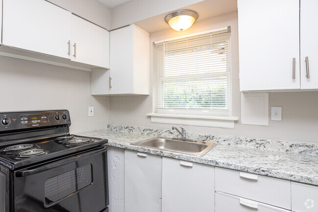 1BR, 1BA - 745 SF - Kitchen - Eastland Hills