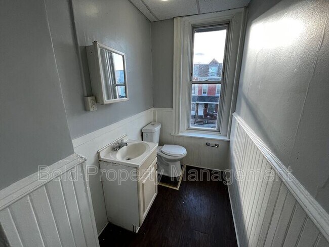 Building Photo - 367 W Greenwich St
