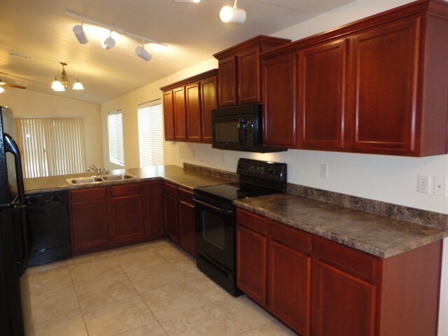 Building Photo - 2033 W Vineyard Plains Dr
