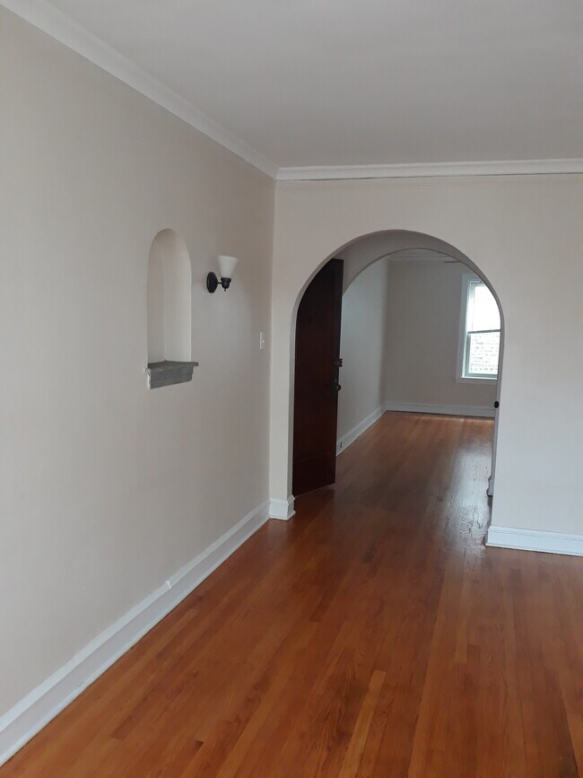 Building Photo - 2819 W Berteau Ave