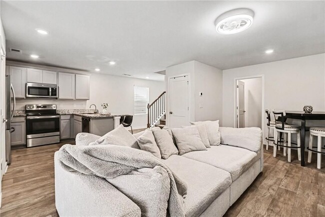 Building Photo - 3528 Station Dr