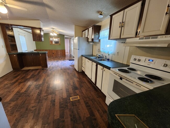 Building Photo - 7900 Eastview Dr