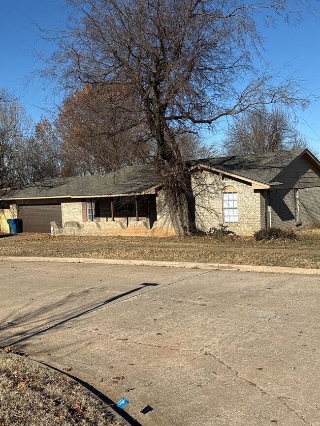 Building Photo - 1021 Crown Dr