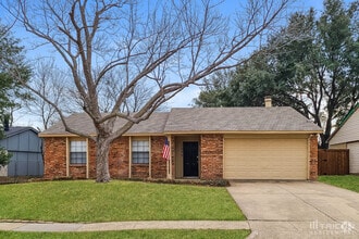 Building Photo - 1005 Llano Trail