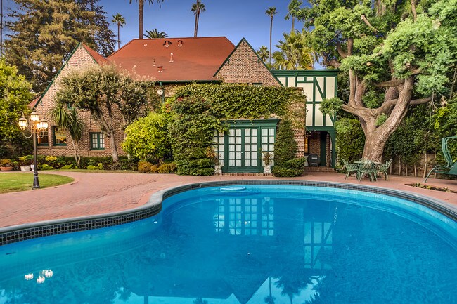 Foto del edificio - 805 N Bedford Dr