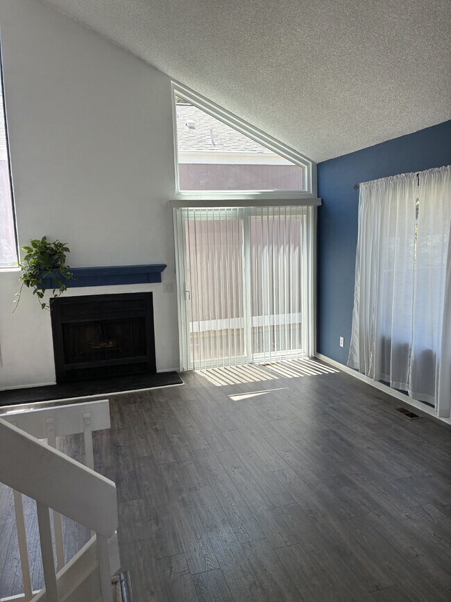 Foto del edificio - Beautiful Townhome - 4 Bedrooms 3 Bathroom with 2 Additional Bonus Rooms!