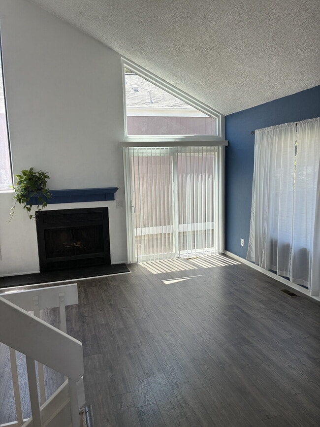 Building Photo - Beautiful Townhome - 4 Bedrooms 3 Bathroom with 2 Additional Bonus Rooms!