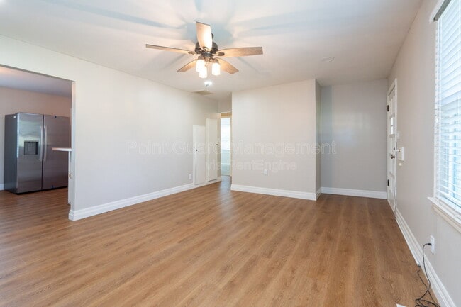 Building Photo - 547 N Custer St