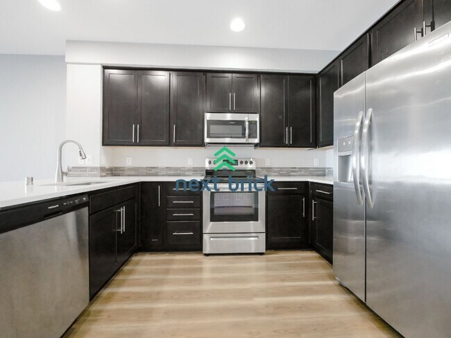 Foto del edificio - 3 Bed and 3 Bath Stunning Townhome is Available for Rent!