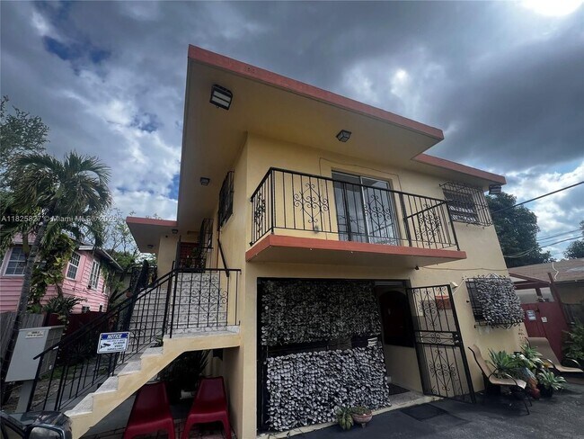 Building Photo - 619 SW 11th Ave