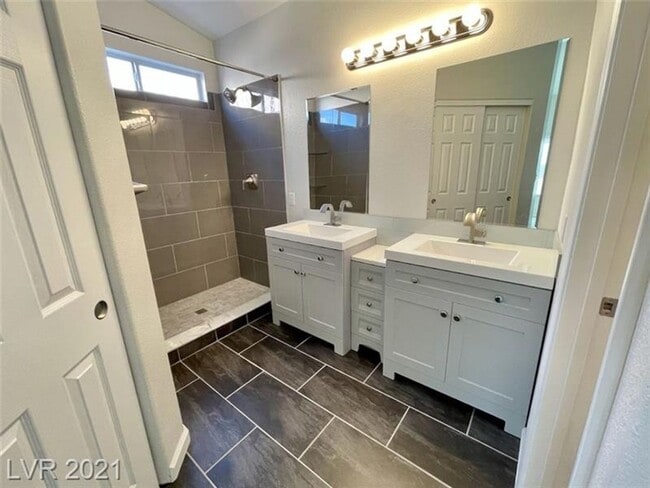 Building Photo - Gorgeous Fully Renovated Home