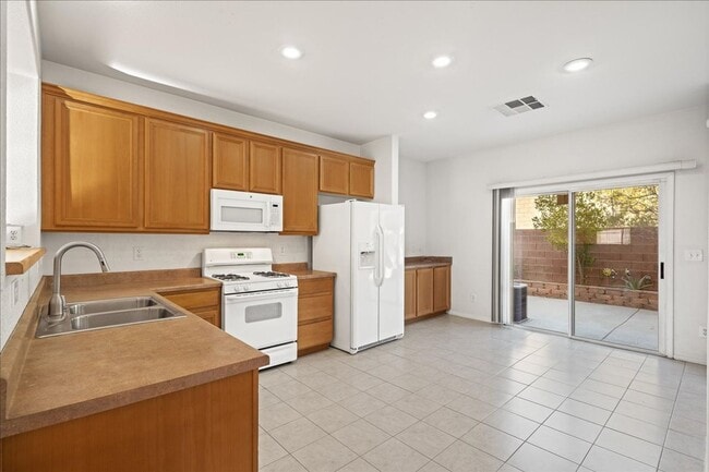 Foto del edificio - Elegant 3 Bedroom Home with Gourmet Kitchen, Office, & Landscaped Backyard