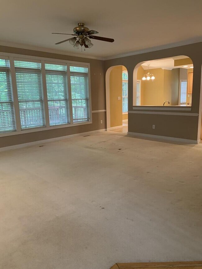 Building Photo - 111 Drakewood Pl