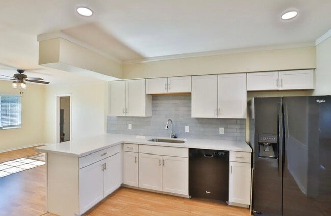 Building Photo - 2421 W Anderson Ave
