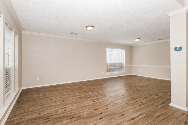 Building Photo - 17116 Valley Glen Rd