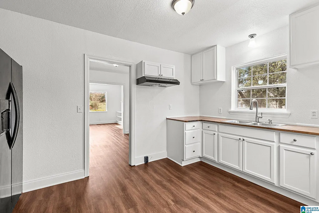 Building Photo - Stylish & Newly Renovated 3 Bedroom 2 Bath...