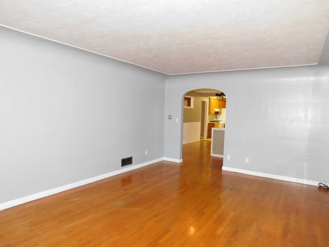 Foto del edificio - 4Bd/1.5Ba Two Story Home - Available End o...
