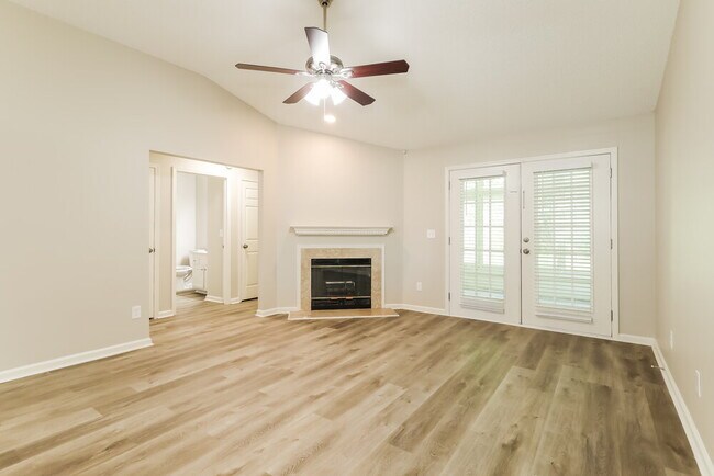 Foto del edificio - 7685 Enderby Ave E
