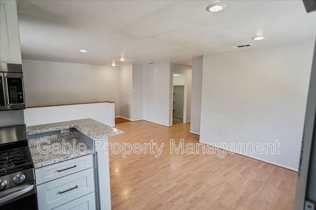 Foto del edificio - 23530 Newhall Ave