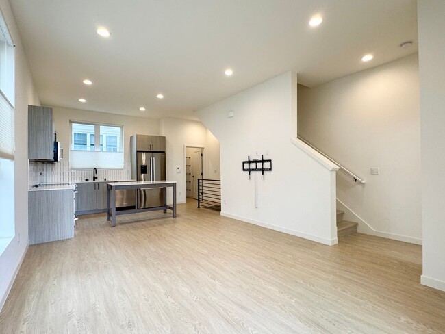 Building Photo - Ballard Townhome