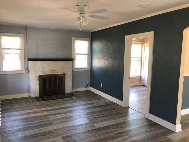 Building Photo - 418 Goodall Ave