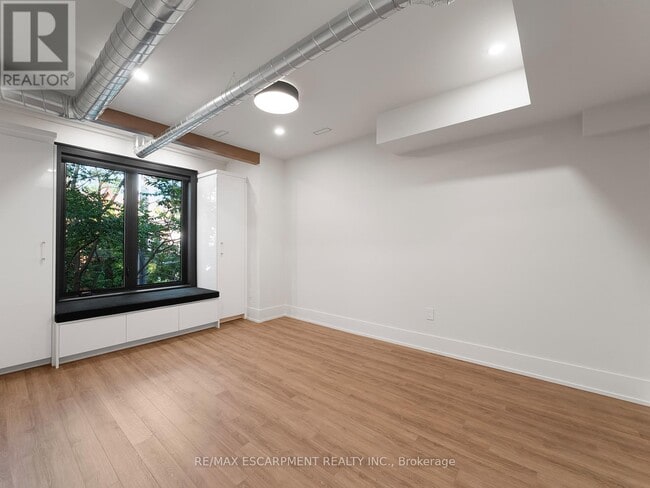 Photo du bâtiment - 46-46 O'Hara Ave